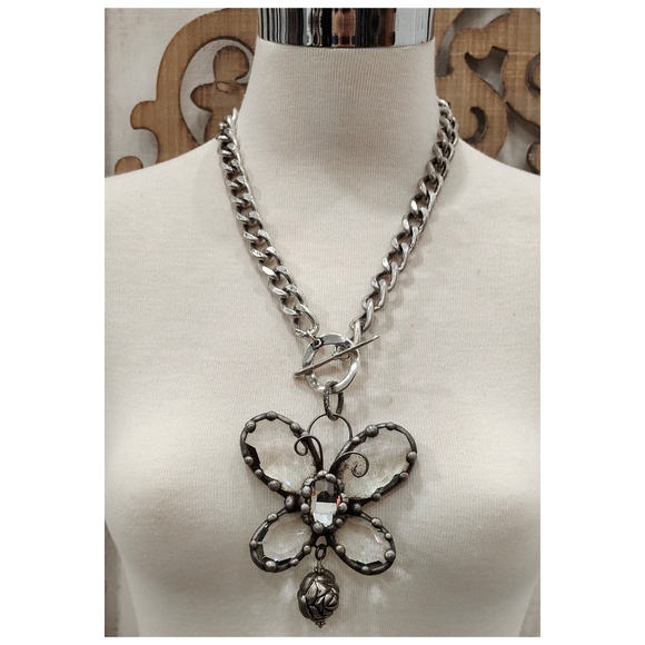 Chic Silver Floral Pendant Necklace - Picture 4 of 4
